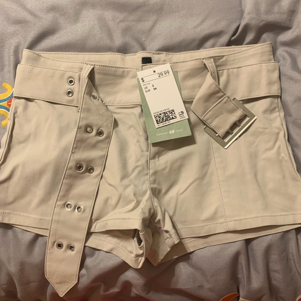 H&M size 2 khaki shorts with buckle belt
